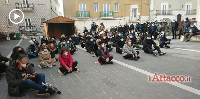 "Monte si rialza", sit-in in piazza a sostegno dell'assessore Rignanese 